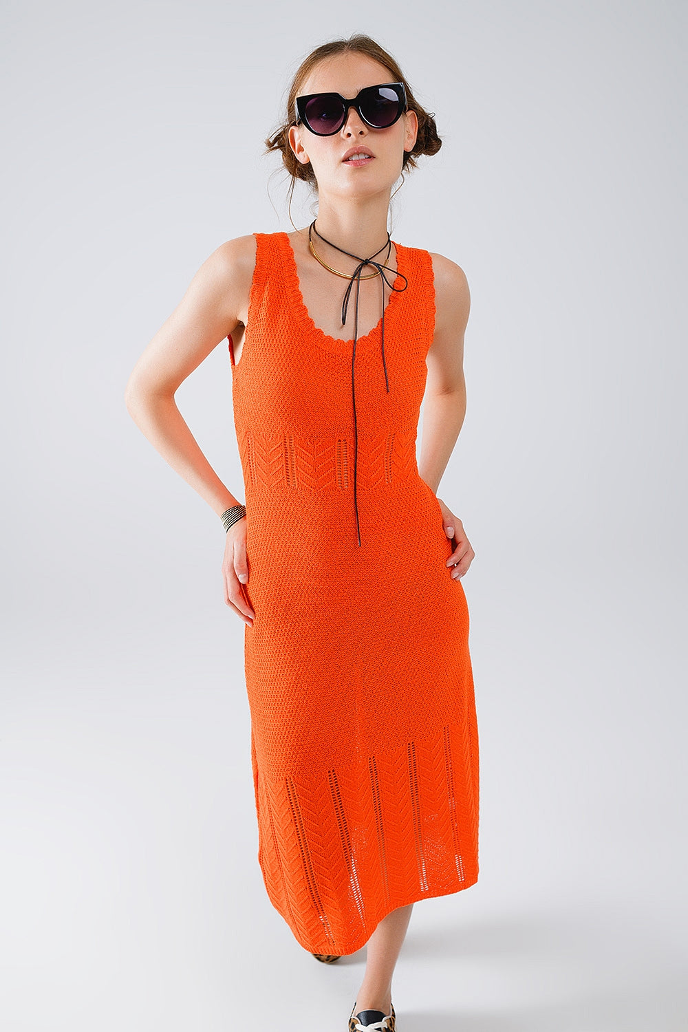 Vestido midi em malha laranja sem mangas com gola redonda