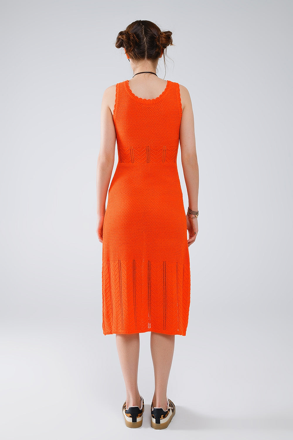 Vestido midi em malha laranja sem mangas com gola redonda