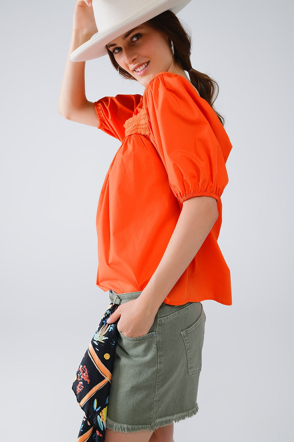 Top laranja com decote quadrado e mangas curtas