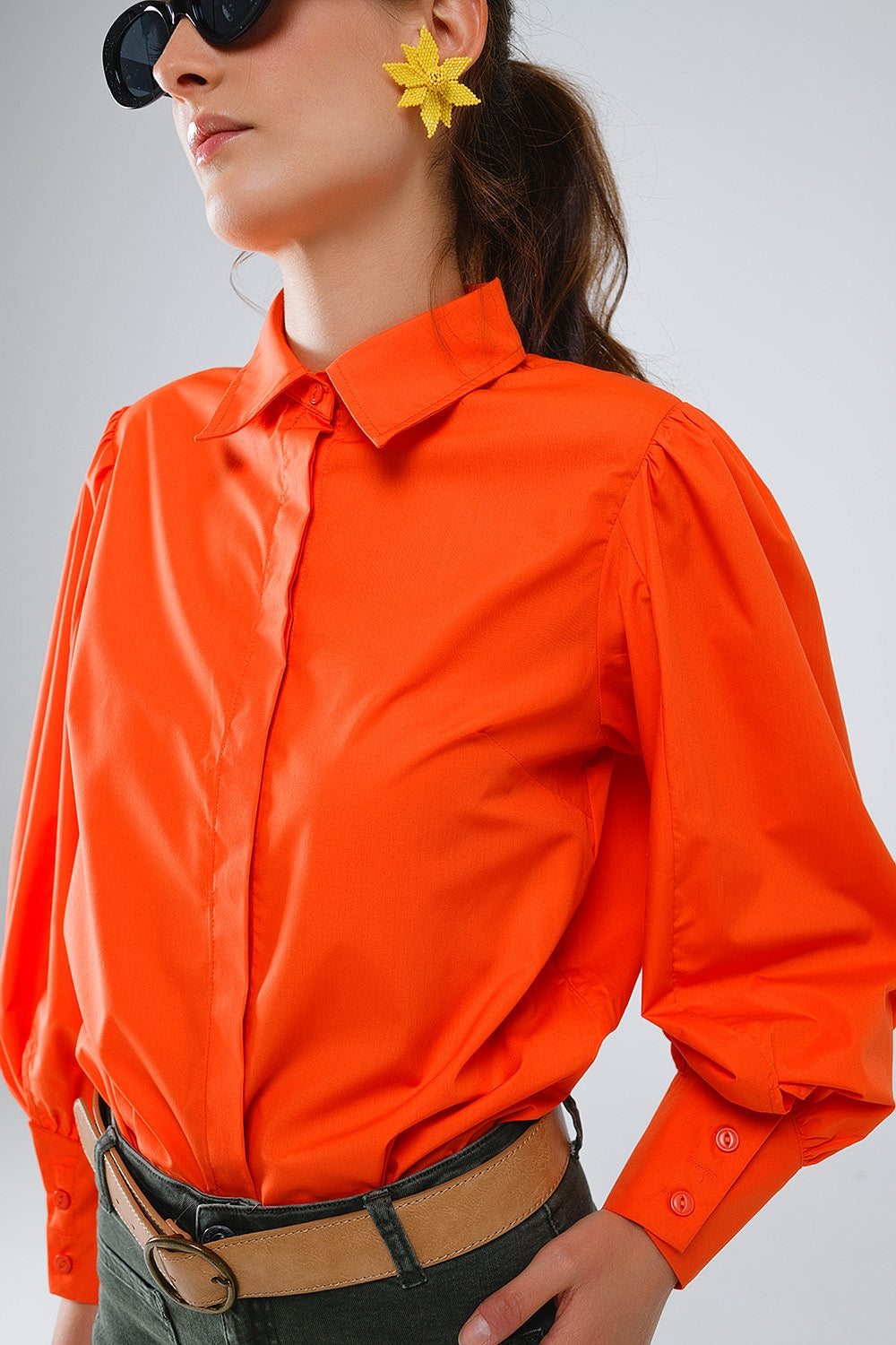 Camisa básica em popeline laranja com mangas compridas em balão