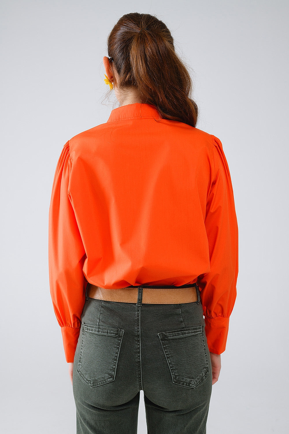 Camisa básica em popeline laranja com mangas compridas em balão