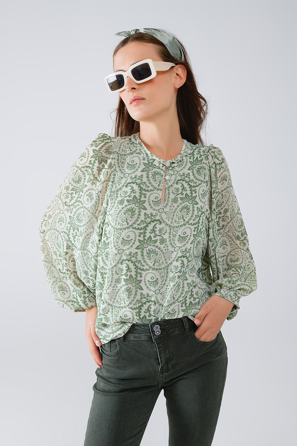 Blusa de chiffon verde com estampado floral e manga comprida em balão