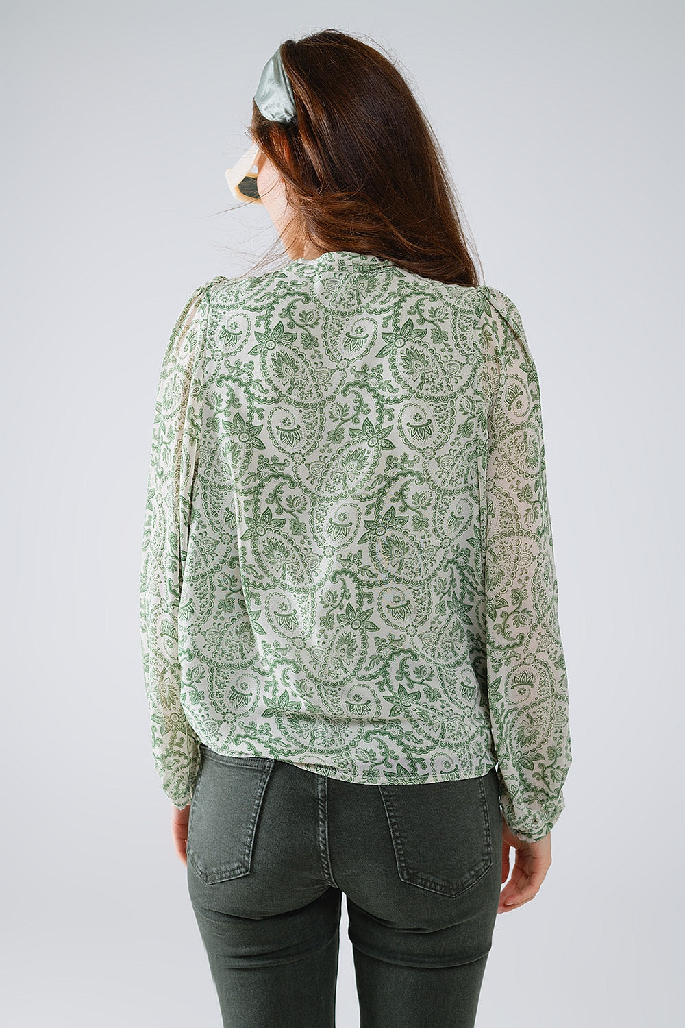 Blusa de chiffon verde com estampado floral e manga comprida em balão