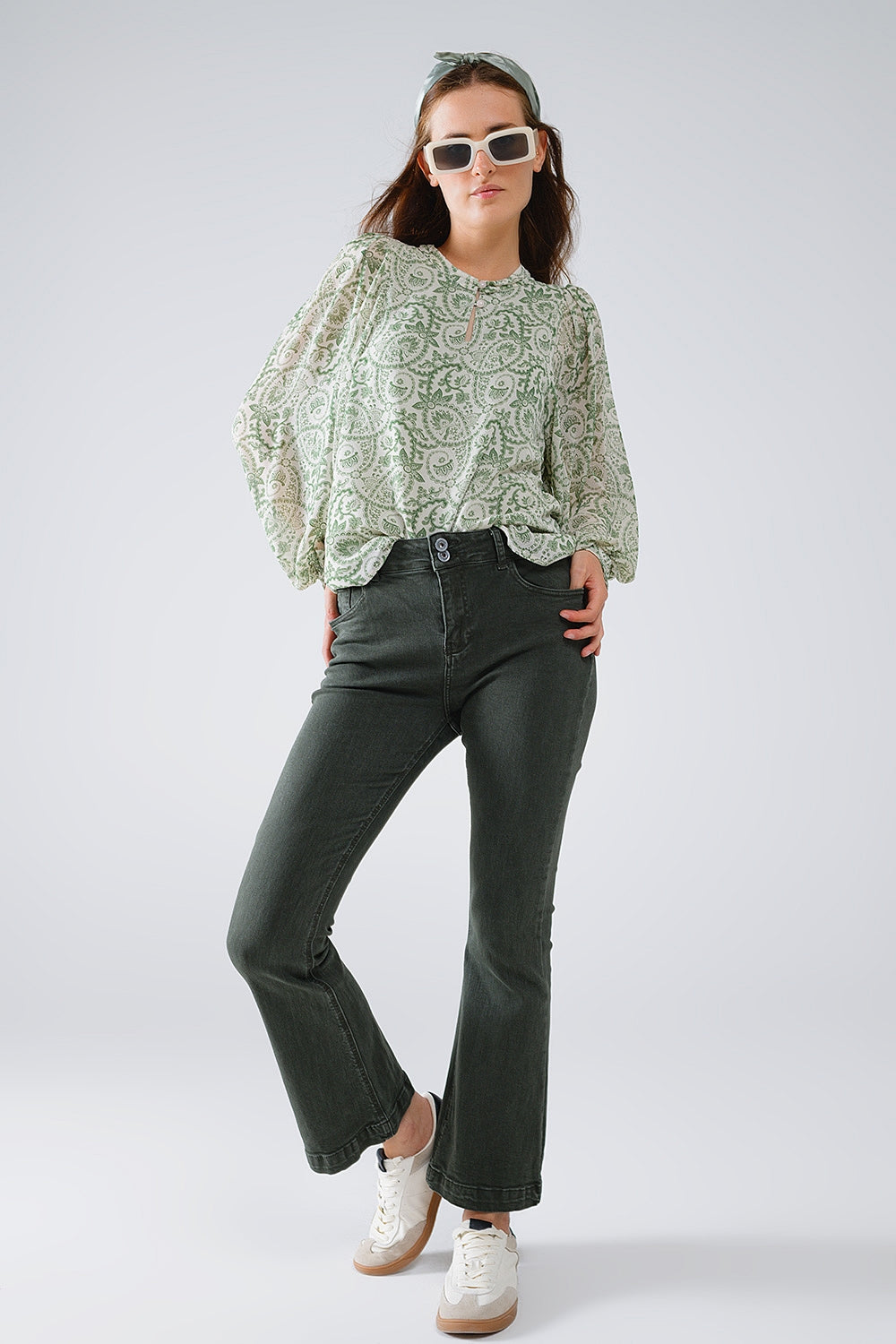 Blusa de chiffon verde com estampado floral e manga comprida em balão