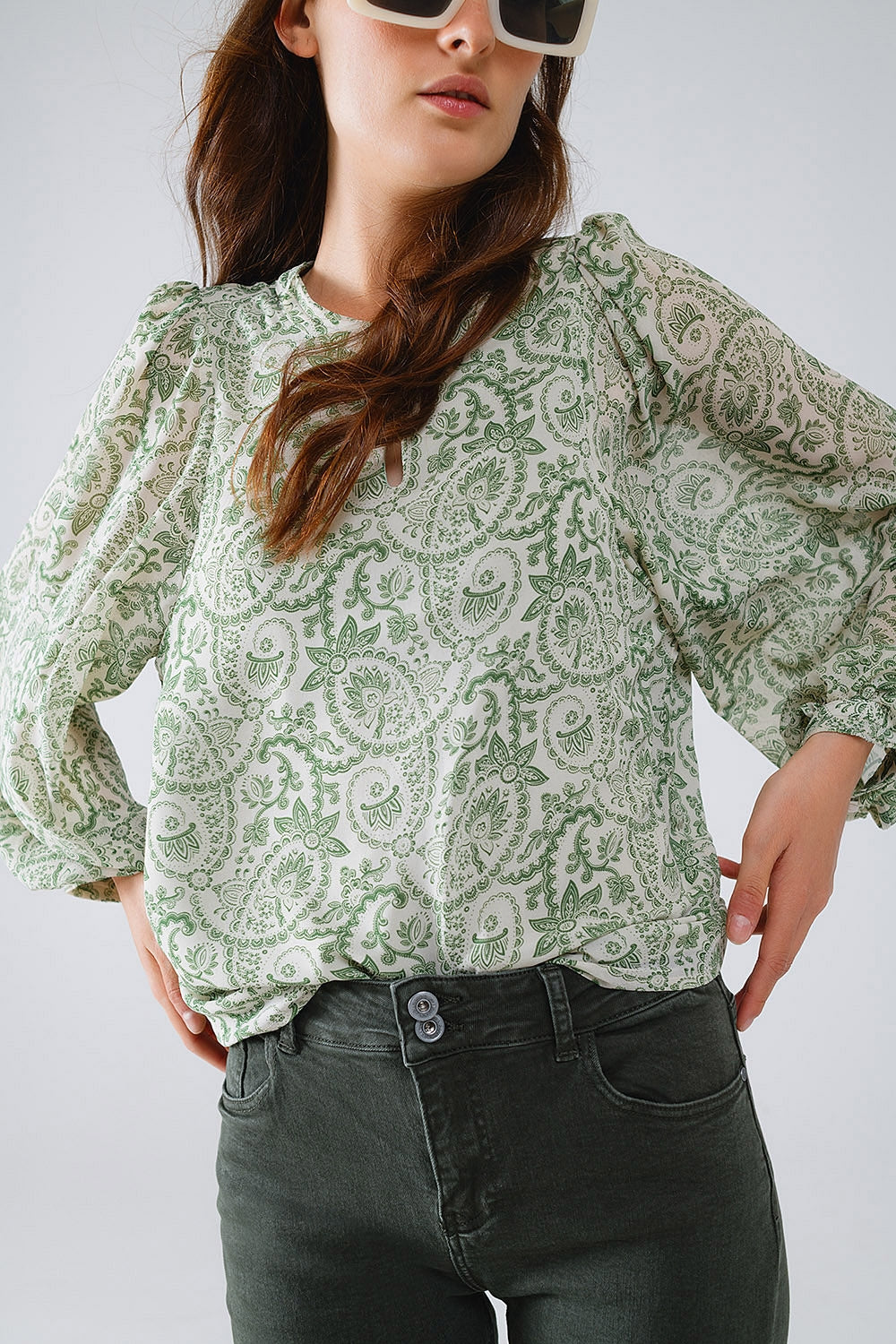 Blusa de chiffon verde com estampado floral e manga comprida em balão