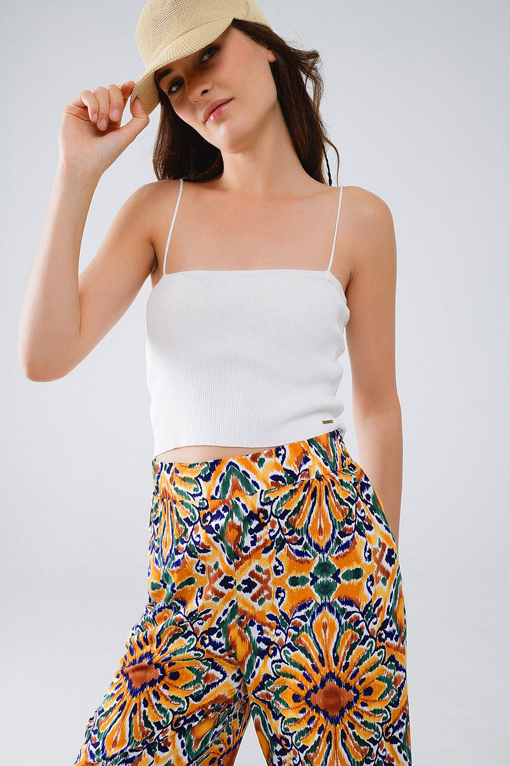 Top malha básico em branco com alças finas