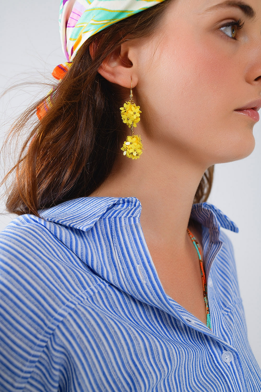 Brincos de flores em forma de gota com margaridas amarelas