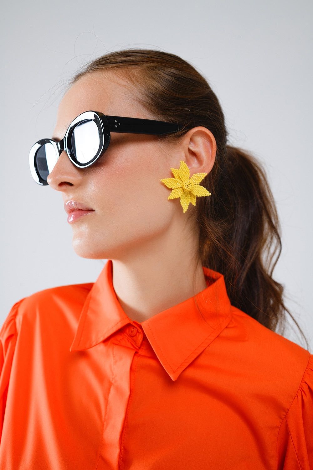 Brincos bordados com flores 3D em amarelo