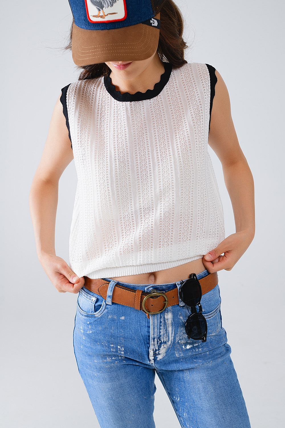 camisola de malha branca com rebordo ondulado preto