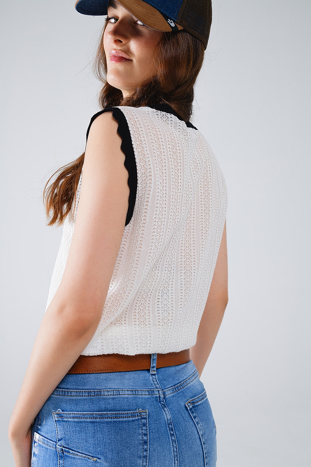 camisola de malha branca com rebordo ondulado preto