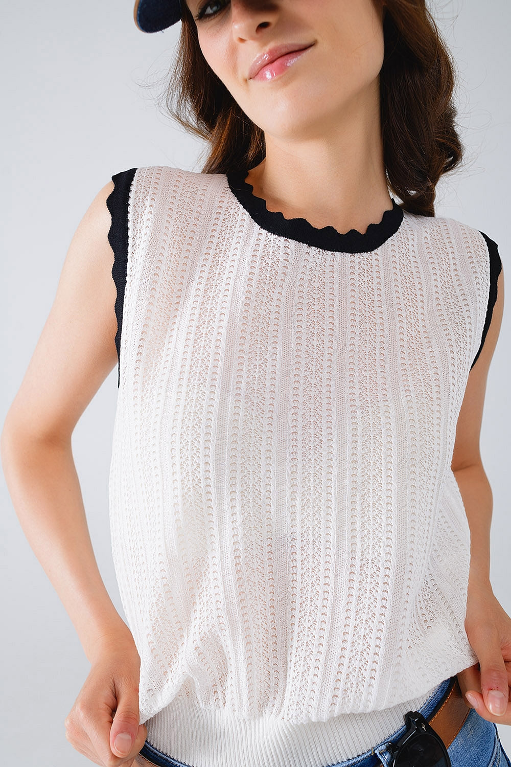 camisola de malha branca com rebordo ondulado preto
