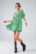 vestido curto com estampado floral e costas franzidas em verde