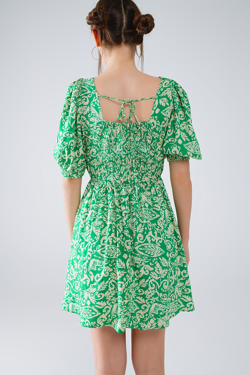 vestido curto com estampado floral e costas franzidas em verde