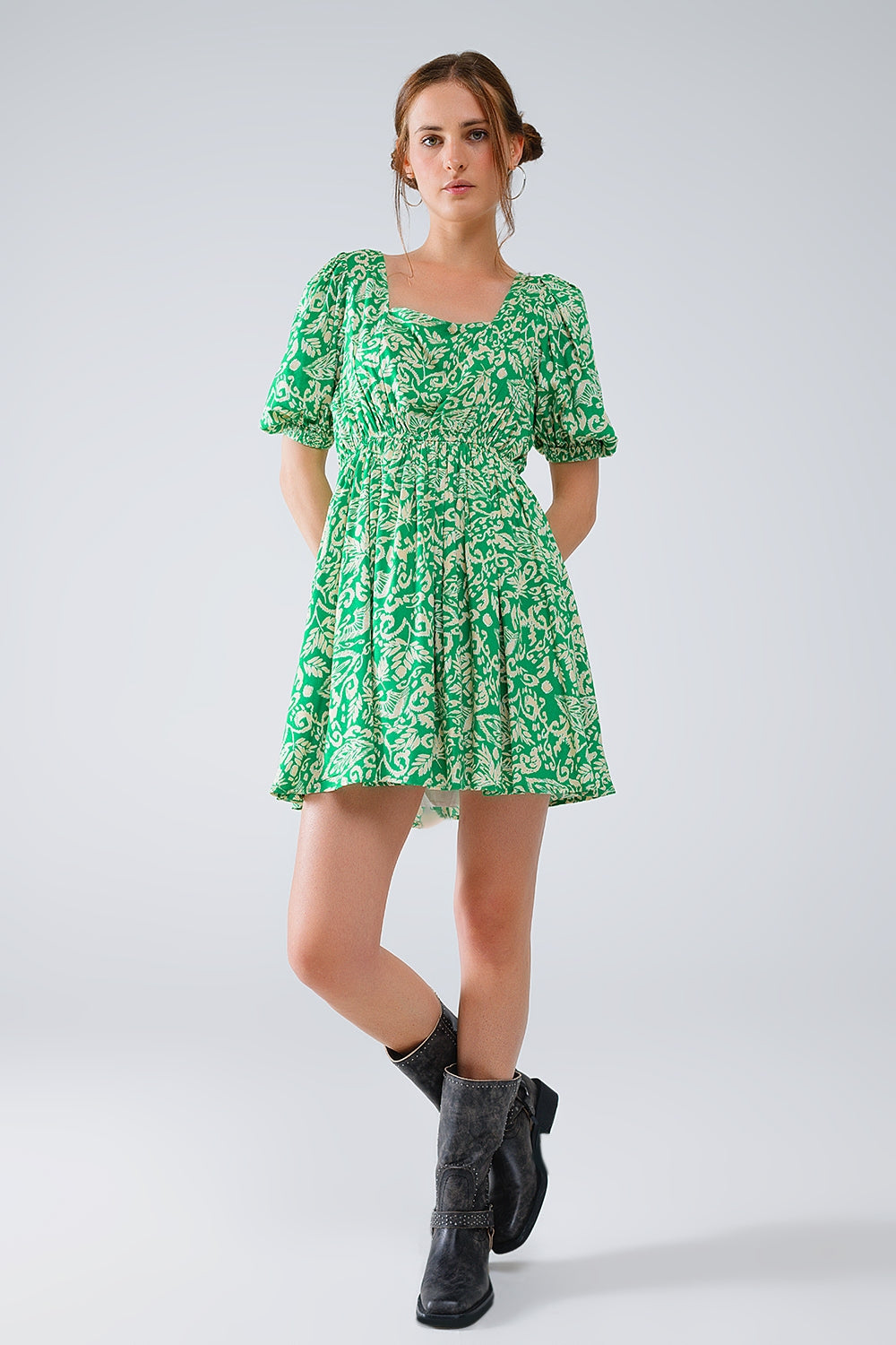 vestido curto com estampado floral e costas franzidas em verde