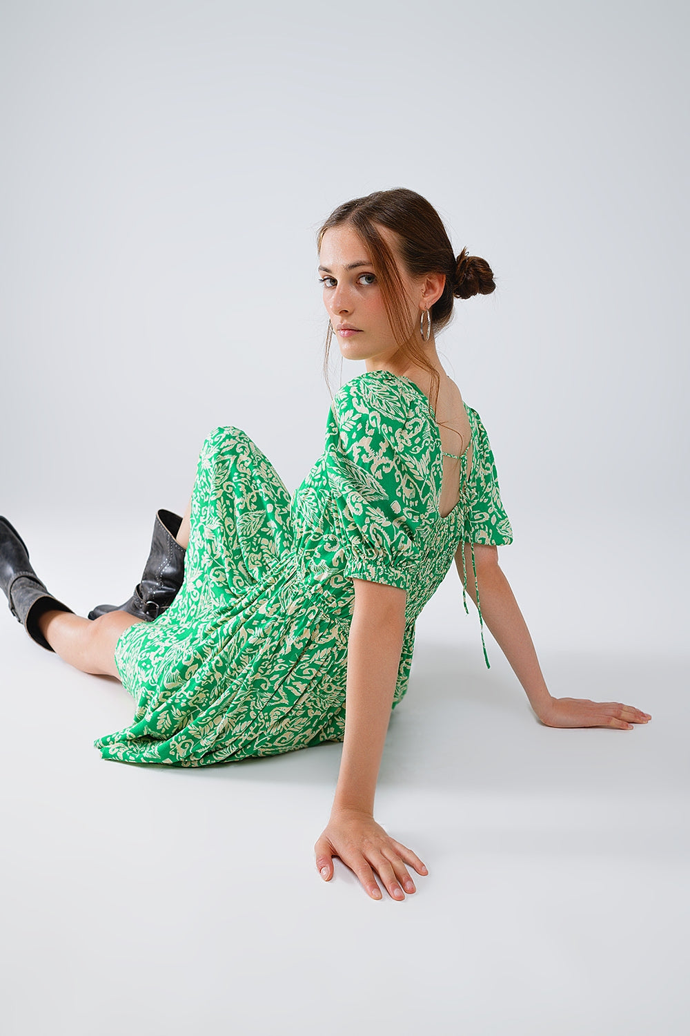 vestido curto com estampado floral e costas franzidas em verde