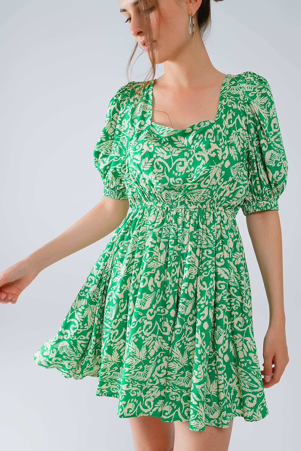 vestido curto com estampado floral e costas franzidas em verde