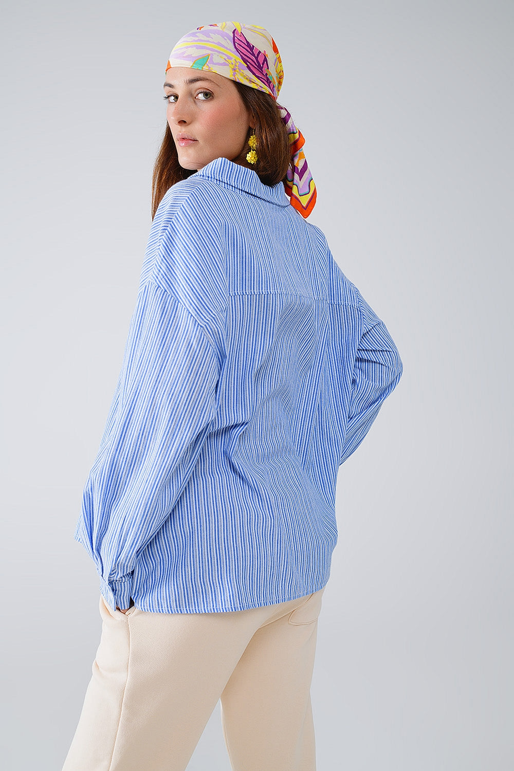 Camisa de riscas finas descontraída em azul