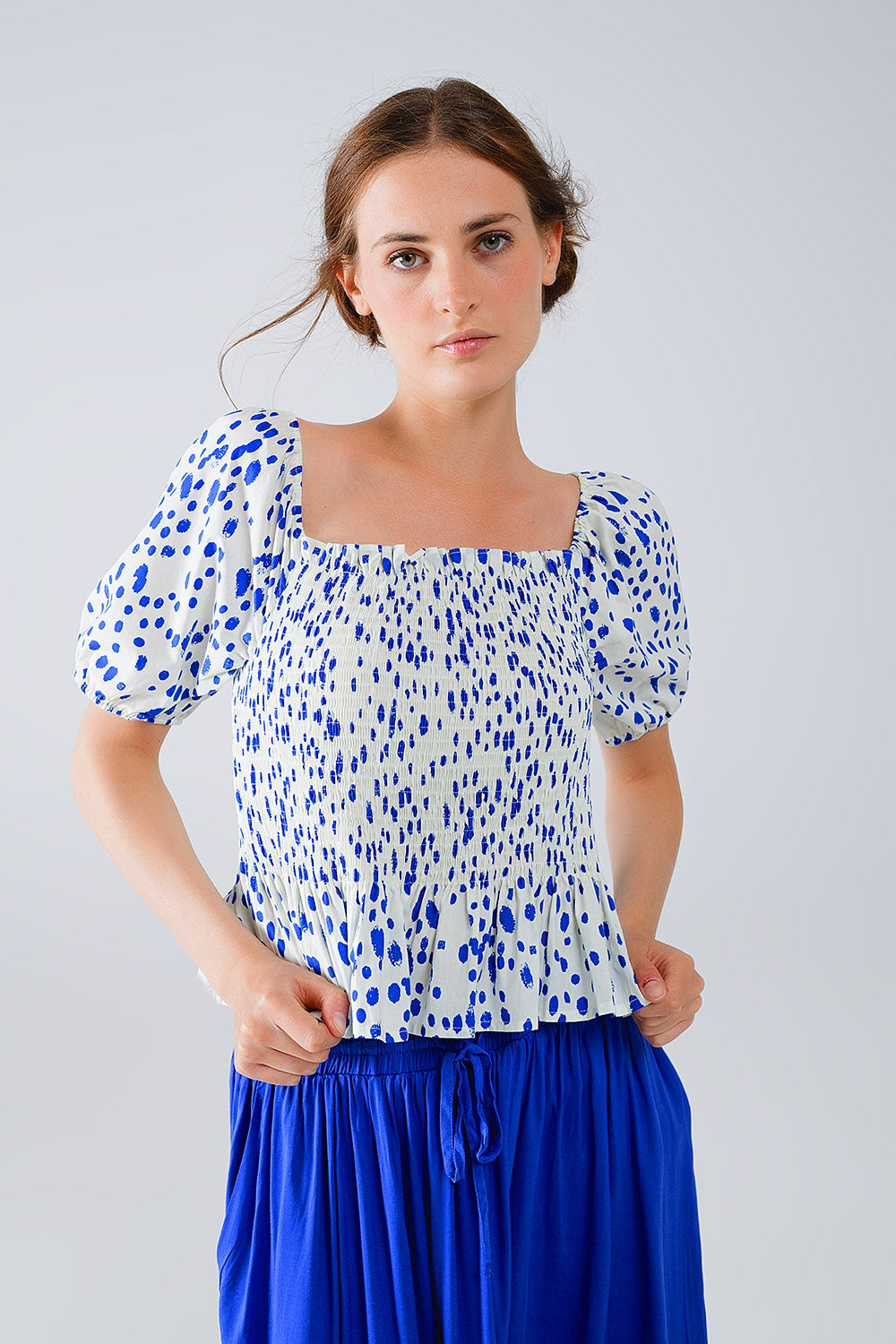 Blusa branca com peplum e bolinhas azuis
