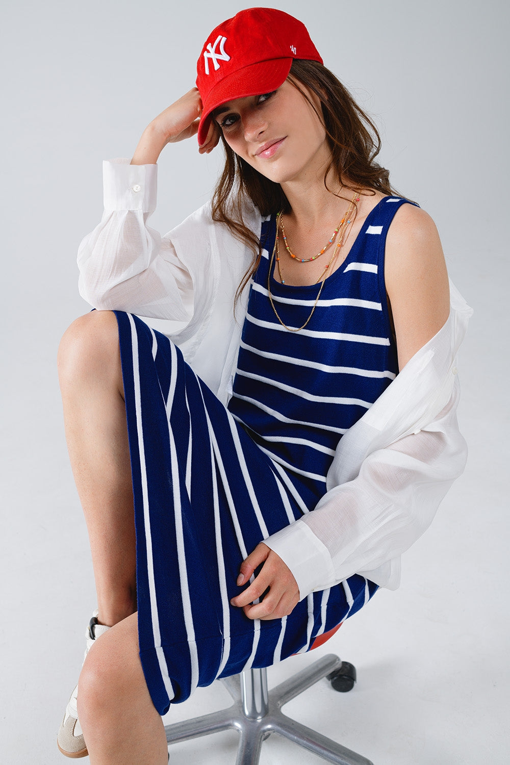 Blusa branca semi-transparente com pormenor de folhos na frente