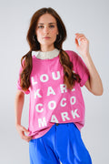 T-shirt fúcsia com logótipos de nomes famosos à frente