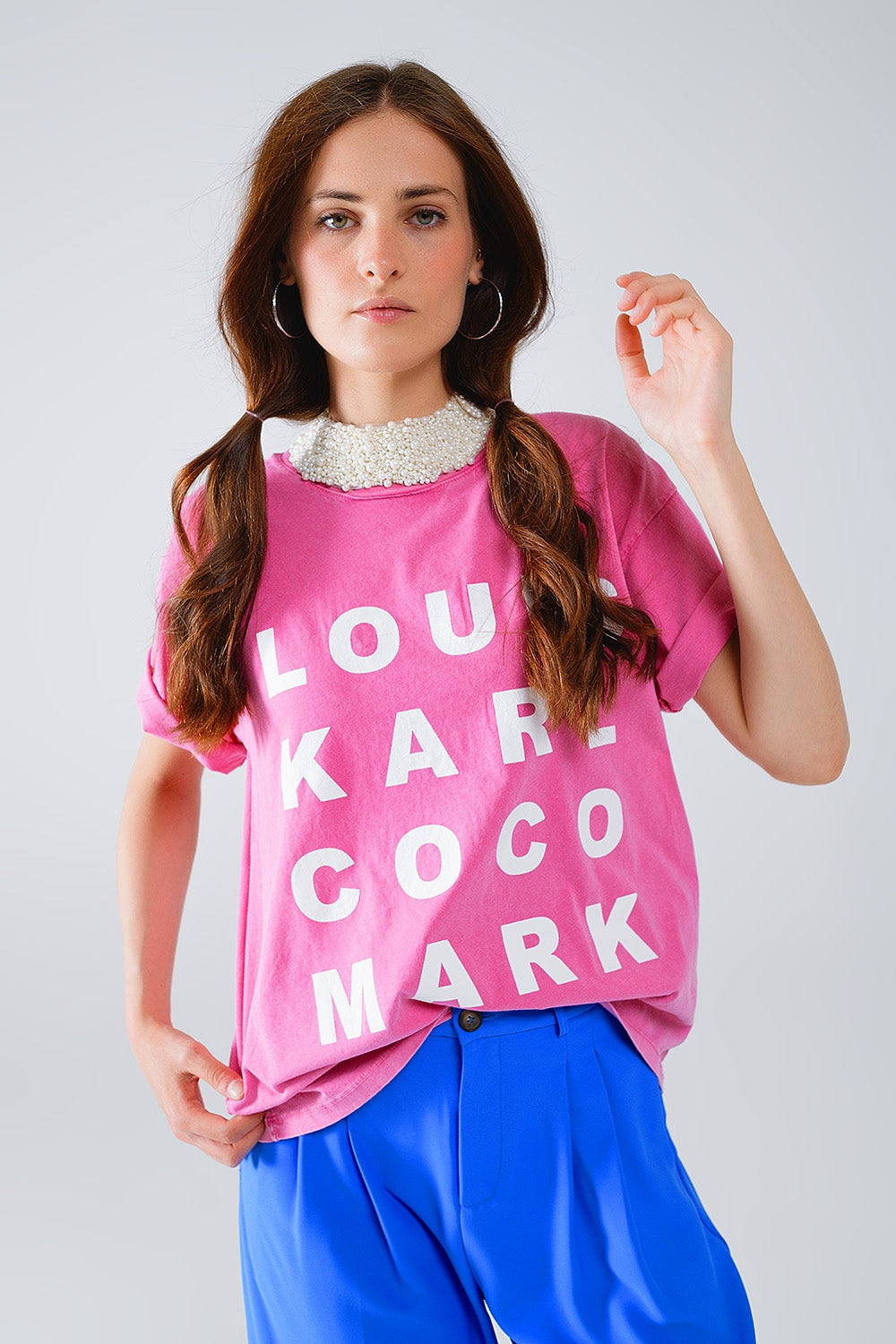 T-shirt fúcsia com logótipos de nomes famosos à frente