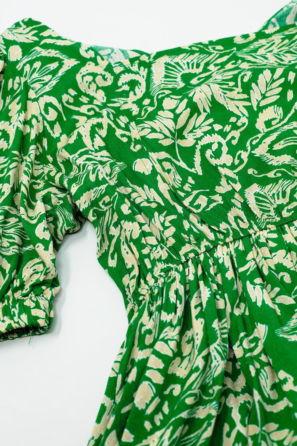 vestido curto com estampado floral e costas franzidas em verde