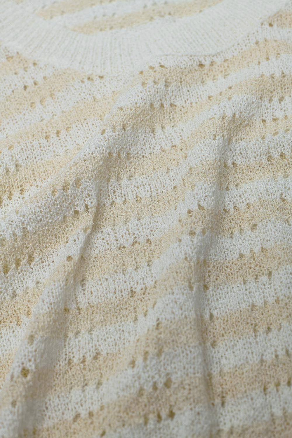 Camisola de malha aberta com corte às riscas e sem mangas em cream e branco