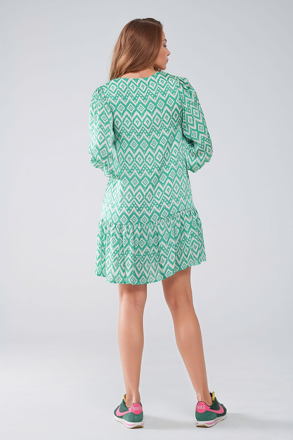 Vestido curto com pormenores de laço à frente em estampado étnico verde