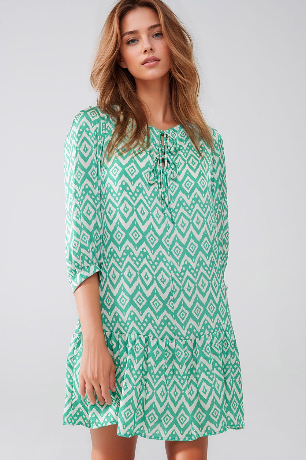 Vestido curto com pormenores de laço à frente em estampado étnico verde