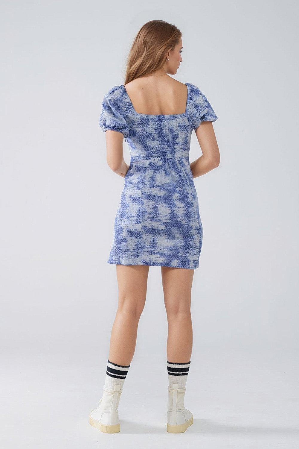 Vestido curto com mangas bufantes em estampado azul e branco abstrato