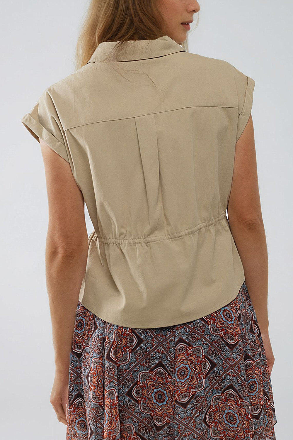 Camisa cáqui com botões e bolsos no peito