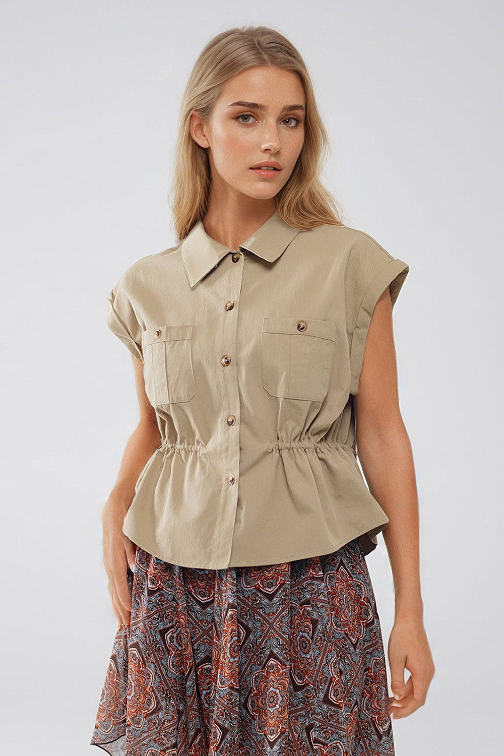 Camisa cáqui com botões e bolsos no peito