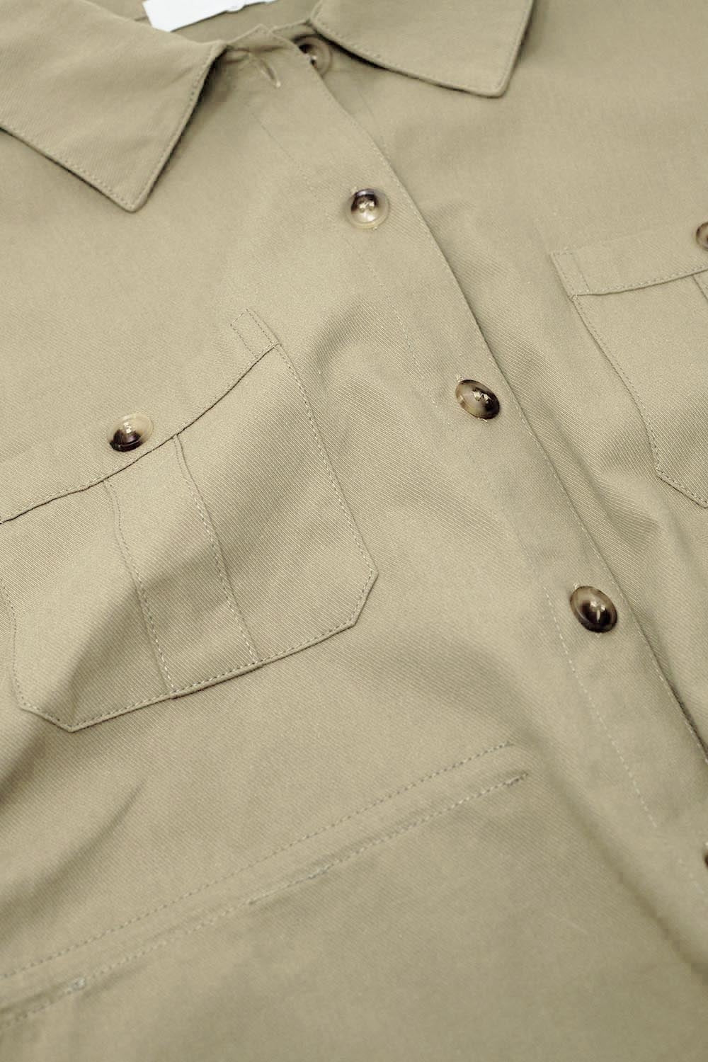 Camisa cáqui com botões e bolsos no peito