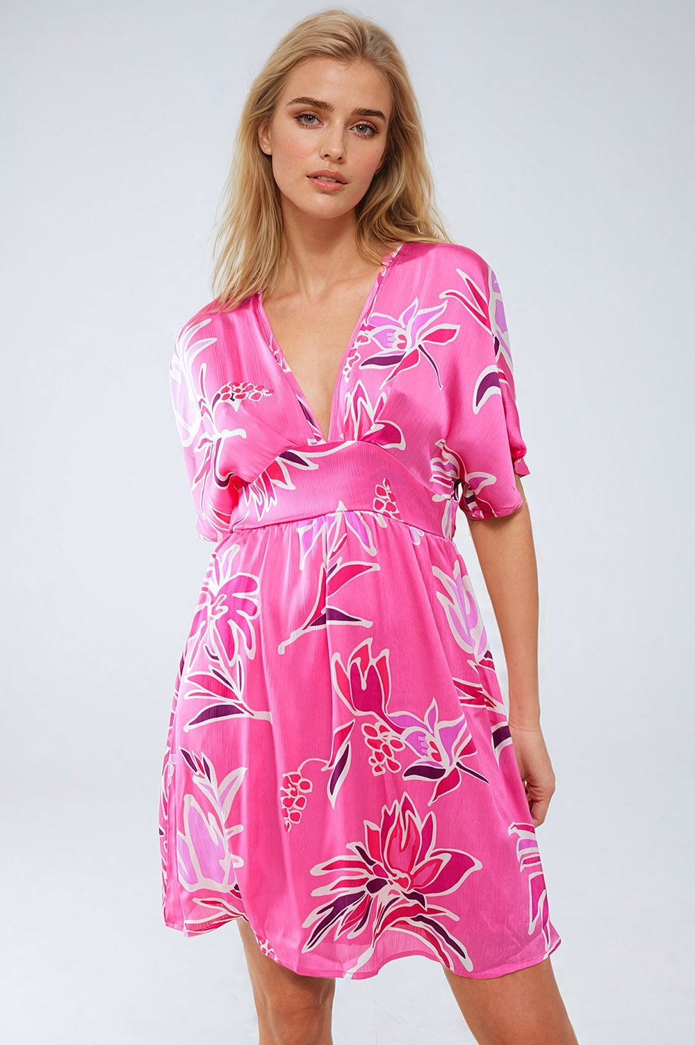 Vestido curto cor-de-rosa com estampado de flores e decote em V