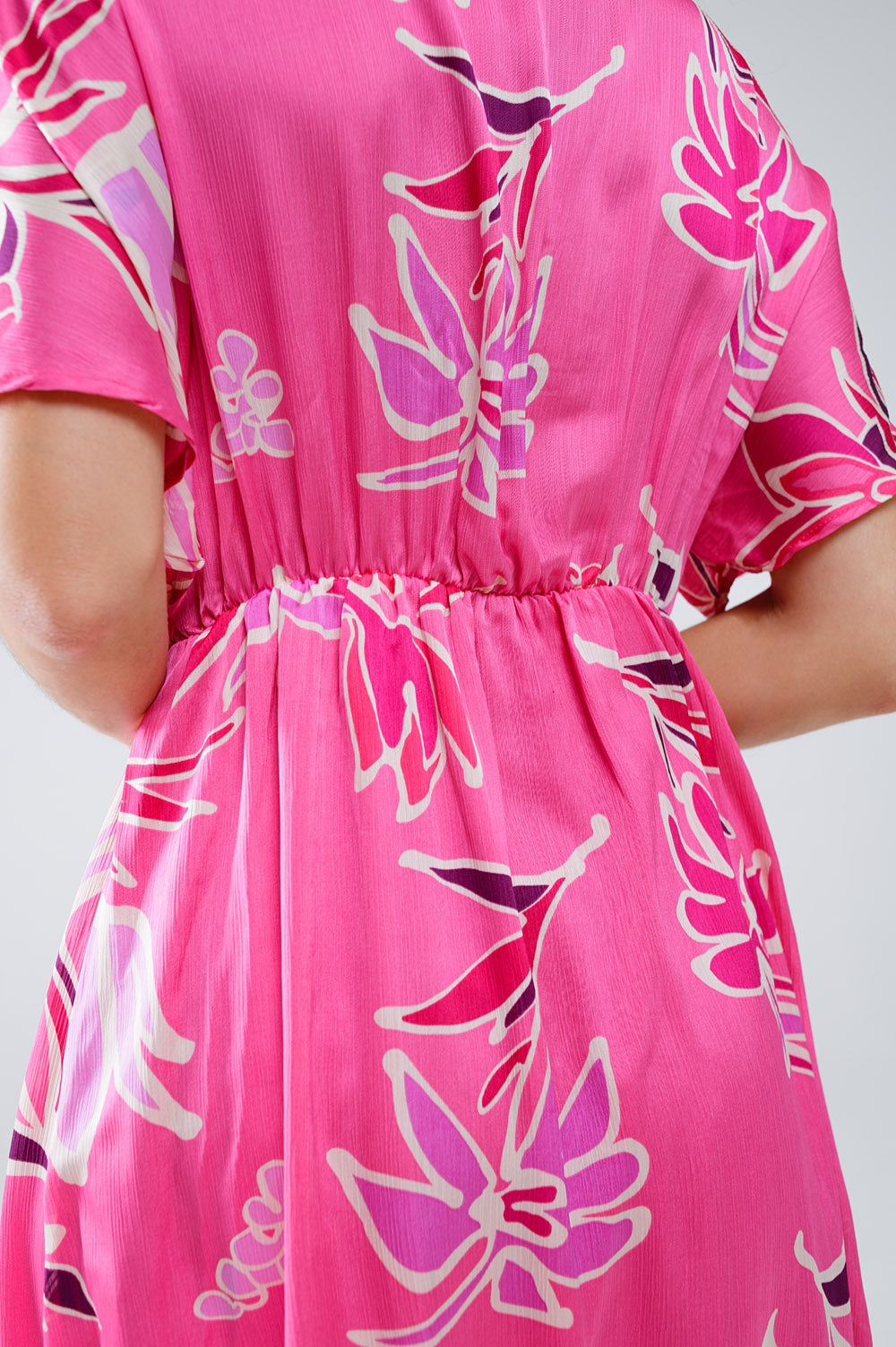 Vestido curto cor-de-rosa com estampado de flores e decote em V