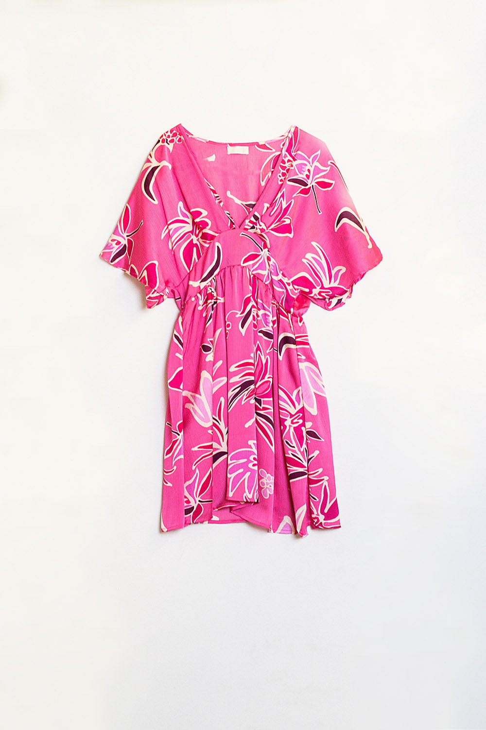Vestido curto cor-de-rosa com estampado de flores e decote em V