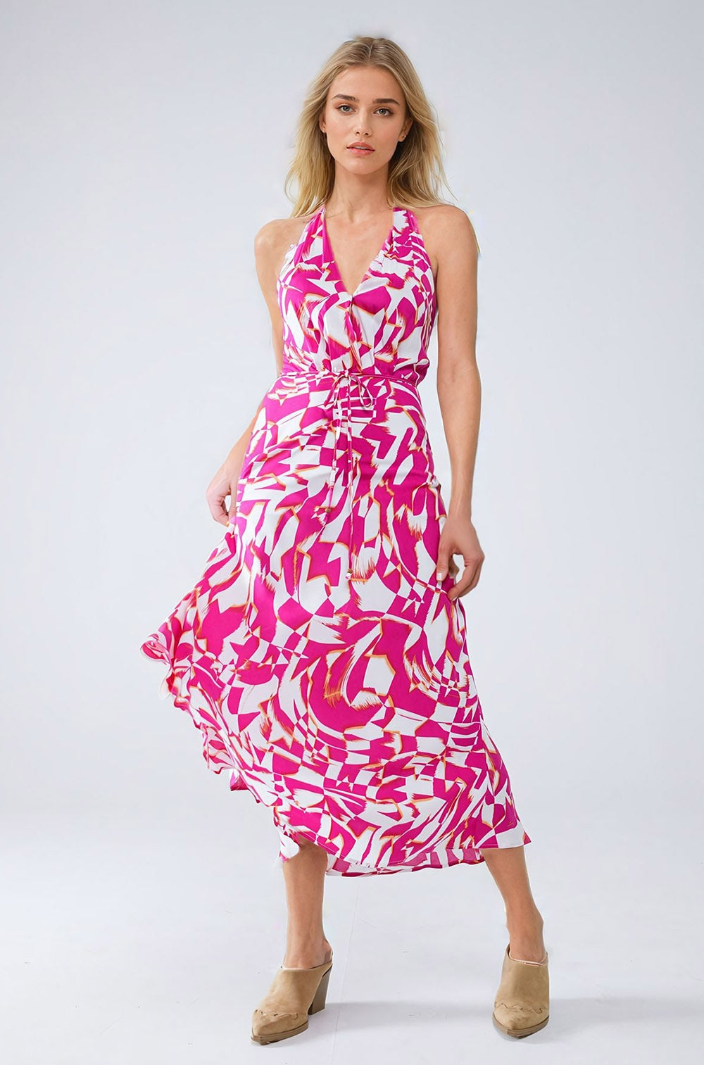 Vestido Midi Halter com cintura subida em estampado abstrato fuchsia e branco