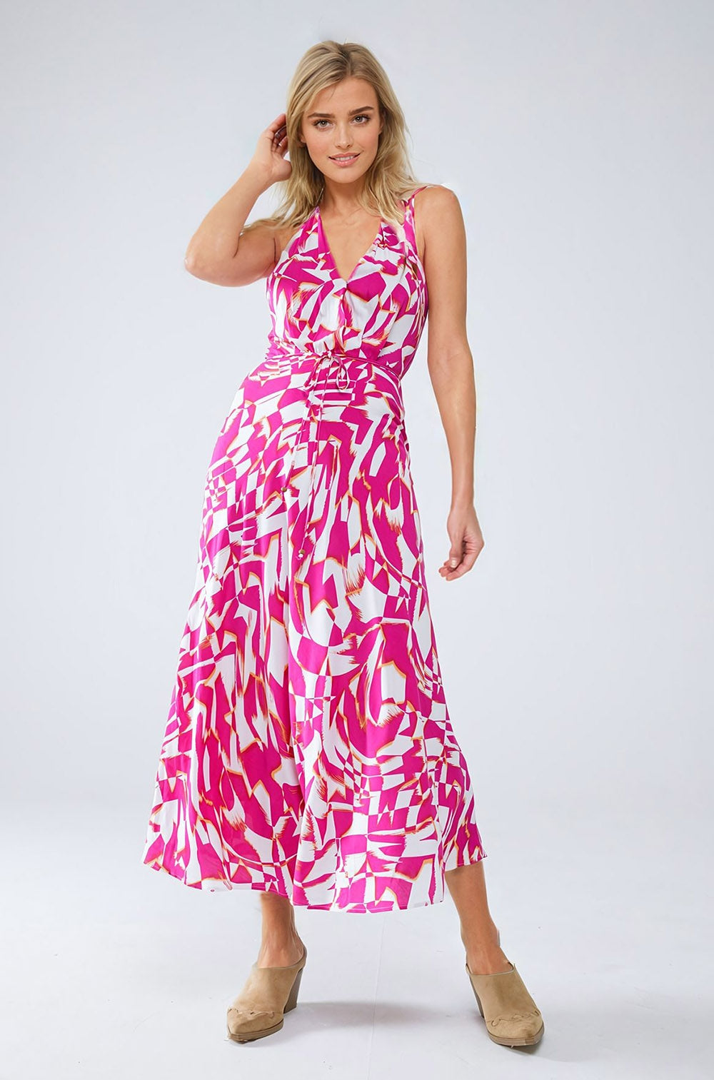 Vestido Midi Halter com cintura subida em estampado abstrato fuchsia e branco