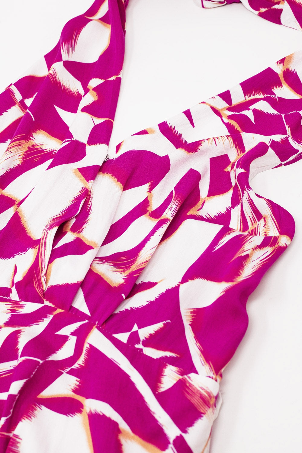 Vestido Midi Halter com cintura subida em estampado abstrato fuchsia e branco