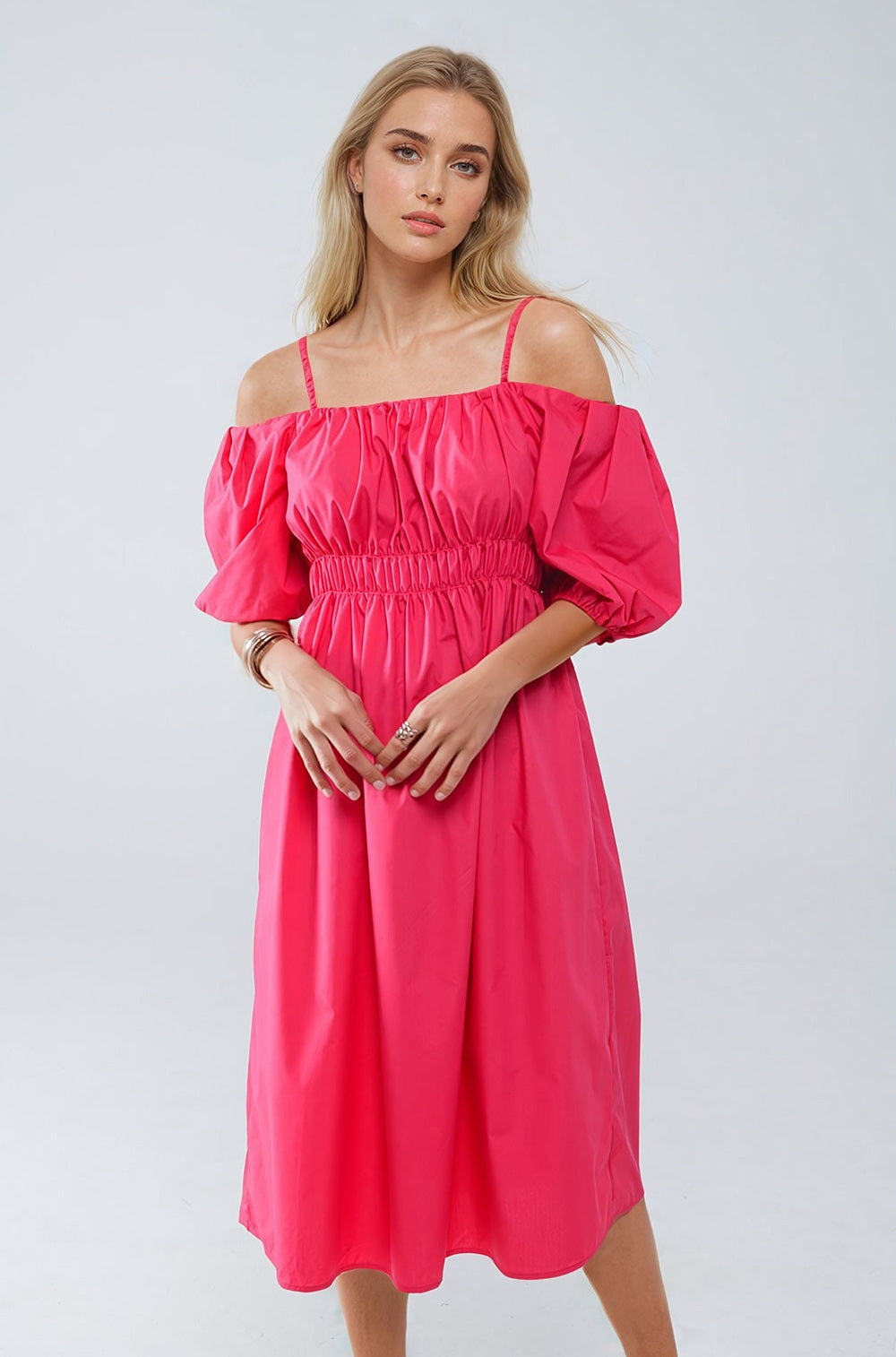 Vestido midi fuchsia com mangas curtas e alças