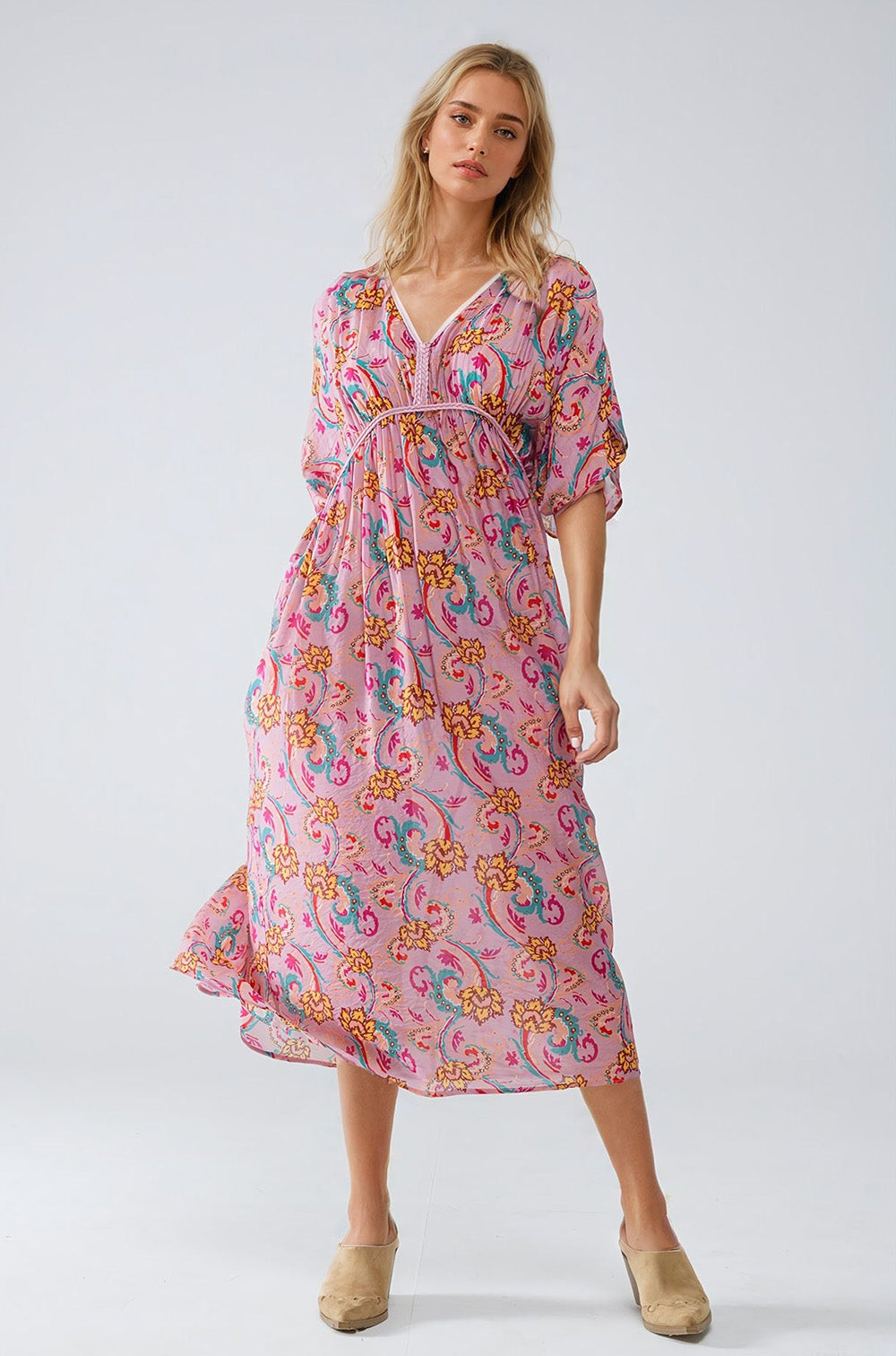 Vestido maxi em cor-de-rosa com costuras entrançadas e estampado de flores