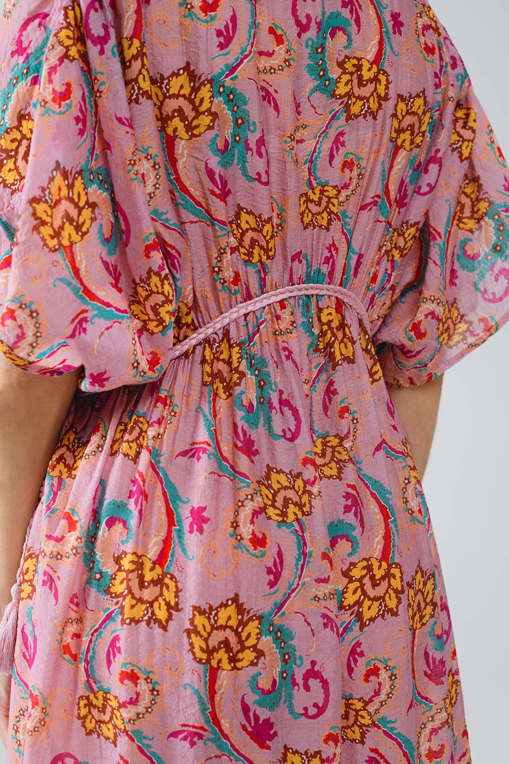 Vestido maxi em cor-de-rosa com costuras entrançadas e estampado de flores
