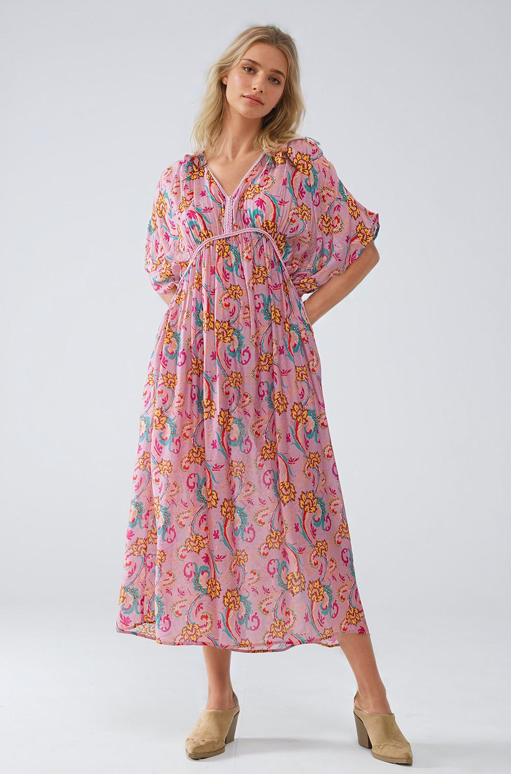 Vestido maxi em cor-de-rosa com costuras entrançadas e estampado de flores