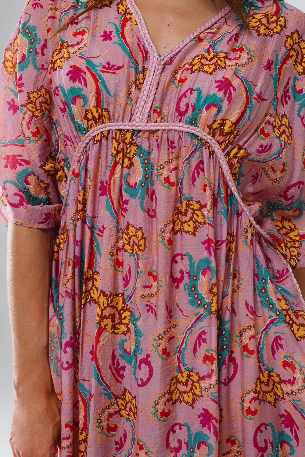 Vestido maxi em cor-de-rosa com costuras entrançadas e estampado de flores