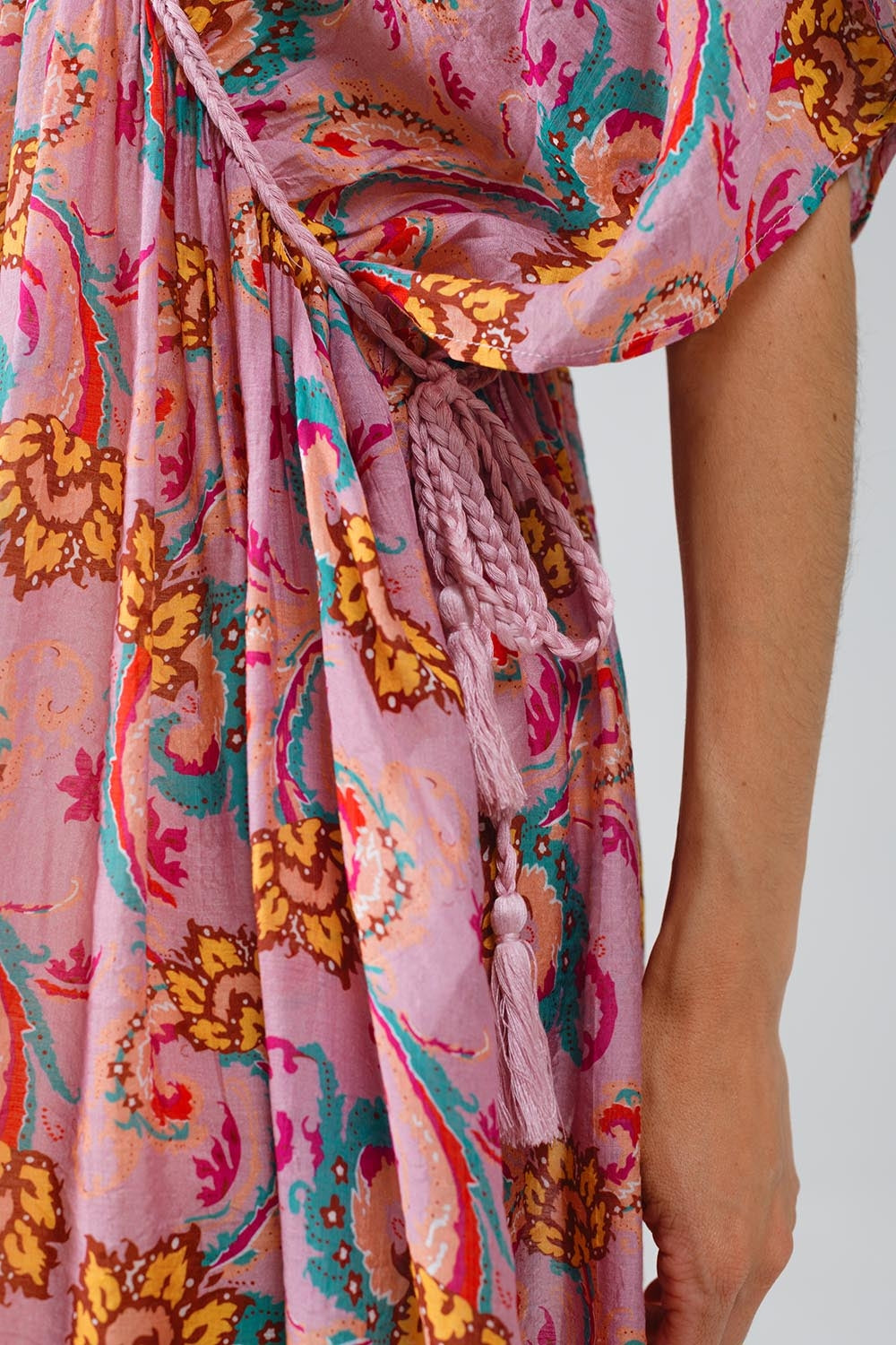 Vestido maxi em cor-de-rosa com costuras entrançadas e estampado de flores
