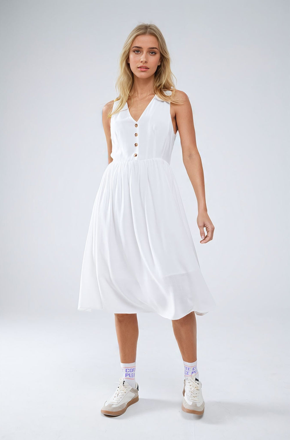 Vestido branco com pormenor de botões