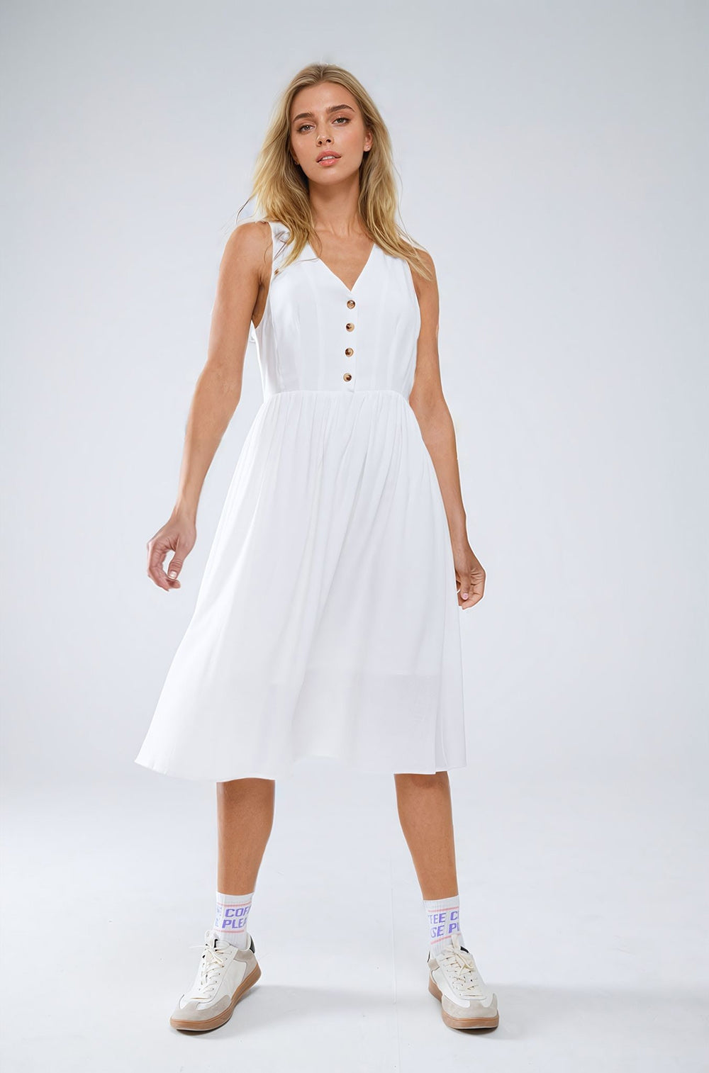 Vestido branco com pormenor de botões