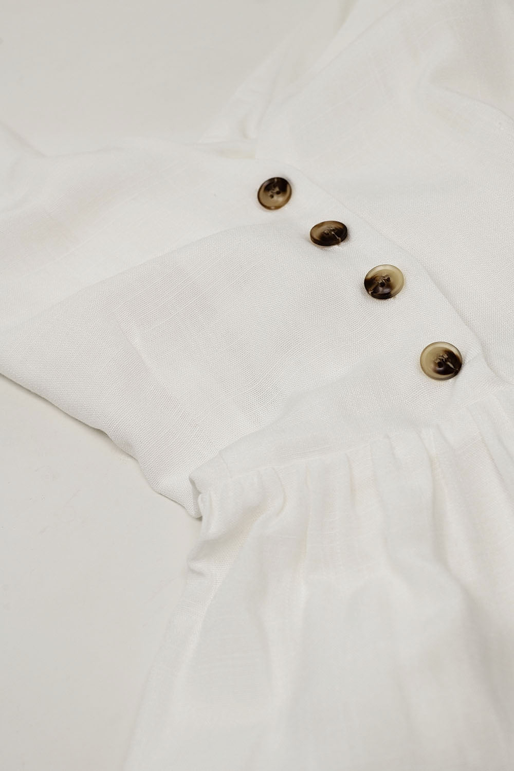 Vestido branco com pormenor de botões