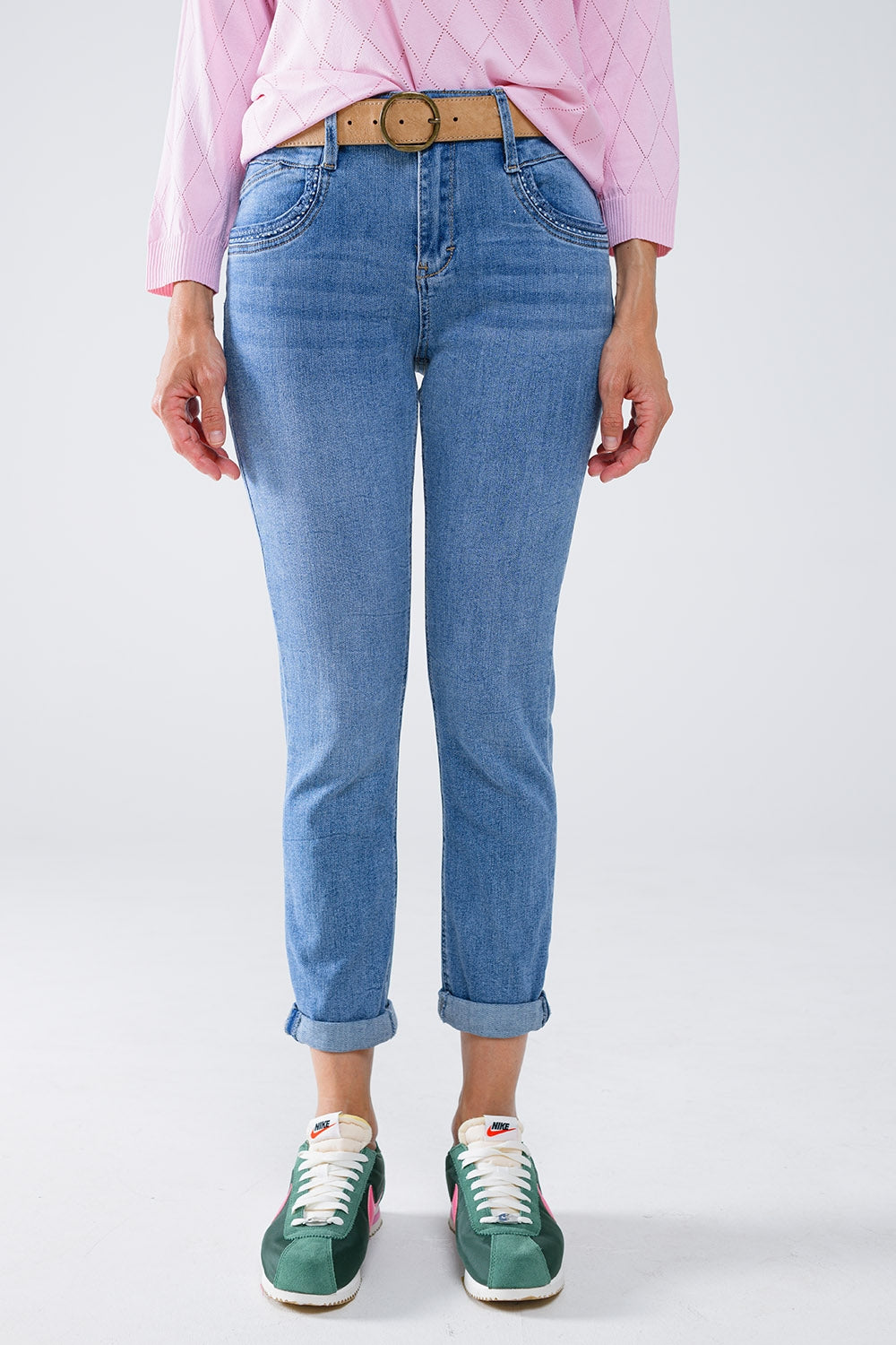 Calças de ganga skinny em lavagem clara com pormenor no bolso