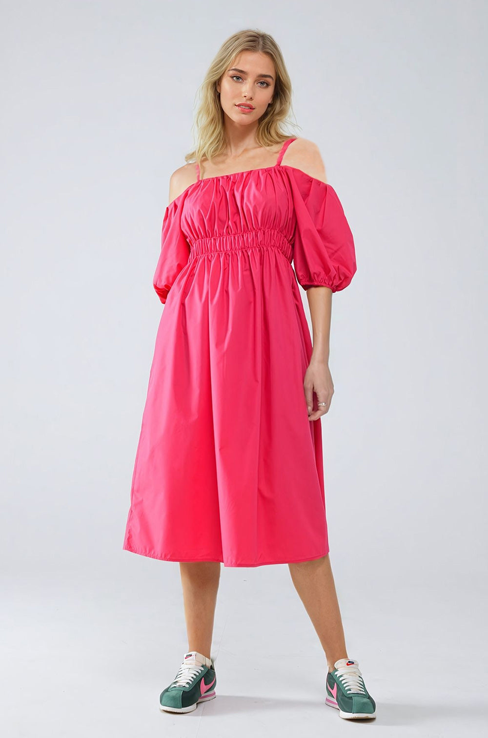 Vestido midi fuchsia com mangas curtas e alças